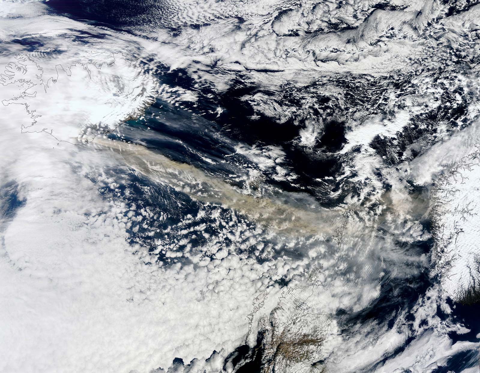 Ryc. 10 Pióropusz z wulkanu Eyjafjallajökull (brązowa smuga) przesuwający się na południowy wschód nad Północnym Atlantykiem, 15 kwietnia 2010.